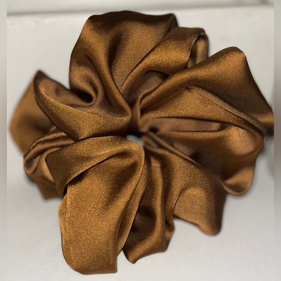 Satin Jumbo Scrunchie Cute Flower Embossed Hair Clip, Hair Accessory Set NWOT - Picture 3 of 9